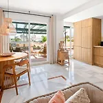 Apartamento Stayatsas Marbella Luxury 2 Bedroom Apartment, 80 M2 Private Terrace, Huge Pools, Private Parking Walk To Beach & Puerto Banus *