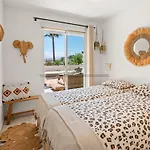 Stayatsas Marbella Luxury 2 Bedroom Apartment, 80 M2 Private Terrace, Huge Pools, Private Parking Walk To Beach & Puerto Banus *