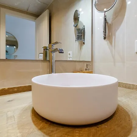 Stayatsas Marbella Luxury 2 Bedroom Apartment, 80 M2 Private Terrace, Pools, Walk To Beach & Puerto Banus Marbellac