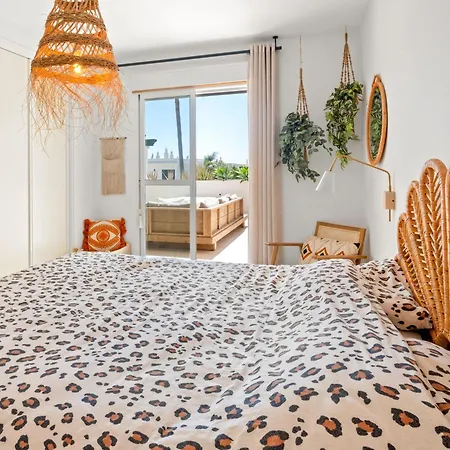 Stayatsas Marbella Luxury 2 Bedroom Apartment, 80 M2 Private Terrace, Huge Pools, Private Parking Walk To Beach & Puerto Banus