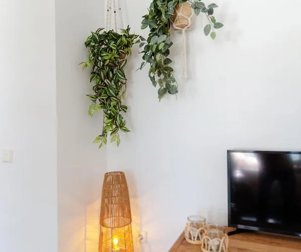 Stayatsas Luxury 2 Bedroom Apartment, 80 M2 Private Terrace, Pools, Walk To & Puerto Banus *