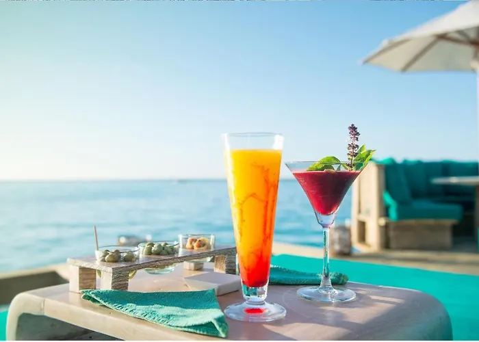 Stayatsas Luxury 2 Bedroom Apartment, 80 M2 Private Terrace, Pools, Walk To & Puerto Banus