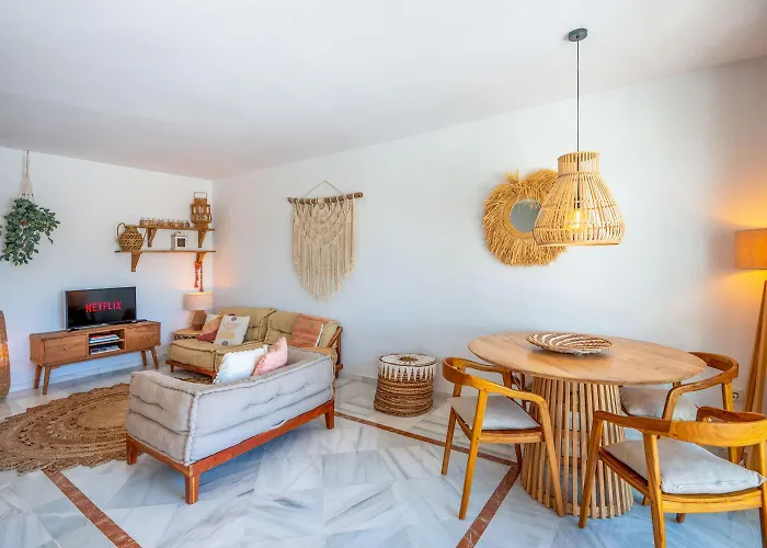 Stayatsas Luxury 2 Bedroom Apartment, 80 M2 Private Terrace, Pools, Walk To & Puerto Banus Apartamento