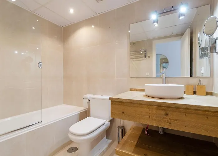 Stayatsas Luxury 2 Bedroom Apartment, 80 M2 Private Terrace, Pools, Walk To & Puerto Banus 마르베야