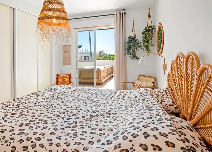 Stayatsas Luxury 2 Bedroom Apartment, 80 M2 Private Terrace, Pools, Walk To & Puerto Banus