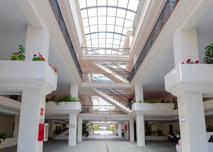Stayatsas Luxury 2 Bedroom Apartment, 80 M2 Private Terrace, Pools, Walk To & Puerto Banus *
