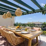 StayatSas Marbella Luxury 2 BR Apartment, 80 m2 Private Terrace, Huge Pools, Private Parking Walk to Beach&Puerto Banús Apartamento