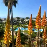 StayatSas Marbella Luxury 2 BR Apartment, 80 m2 Private Terrace, Huge Pools, Private Parking Walk to Beach&Puerto Banús Apartamento