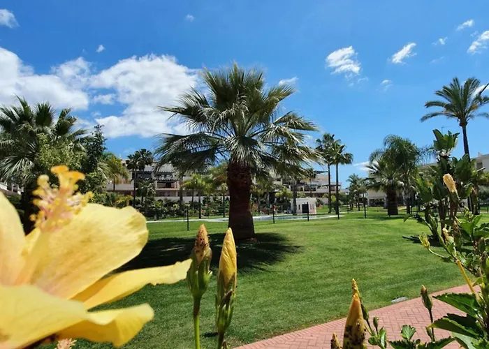 Appartamento Stayatsas Luxury 2 Bedroom Apartment, 80 M2 Private Terrace, Pools, Walk To & Puerto Banus Marbella